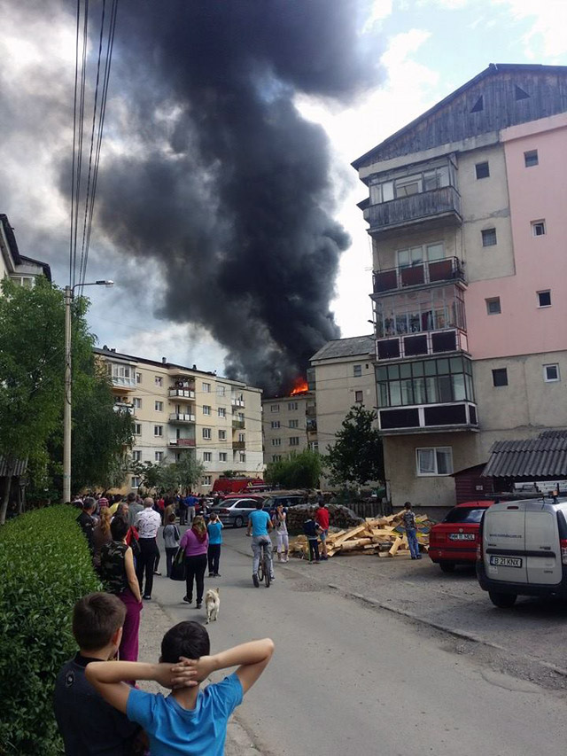 ULTIMA ORĂ: Acoperişul unui bloc din cartierul Bogdan Vodă a fost cuprins de flăcări